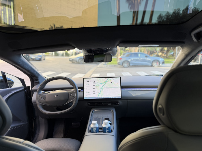 Aufgeräumtes Cockpit: Der Bildschirm im Querformat lässt sich von beiden Vordersitzen gut bedienen. In der Mittelkonsole lädt das Smartphone und stecken zwei Getränke. (Bild: Dirk Kunde)